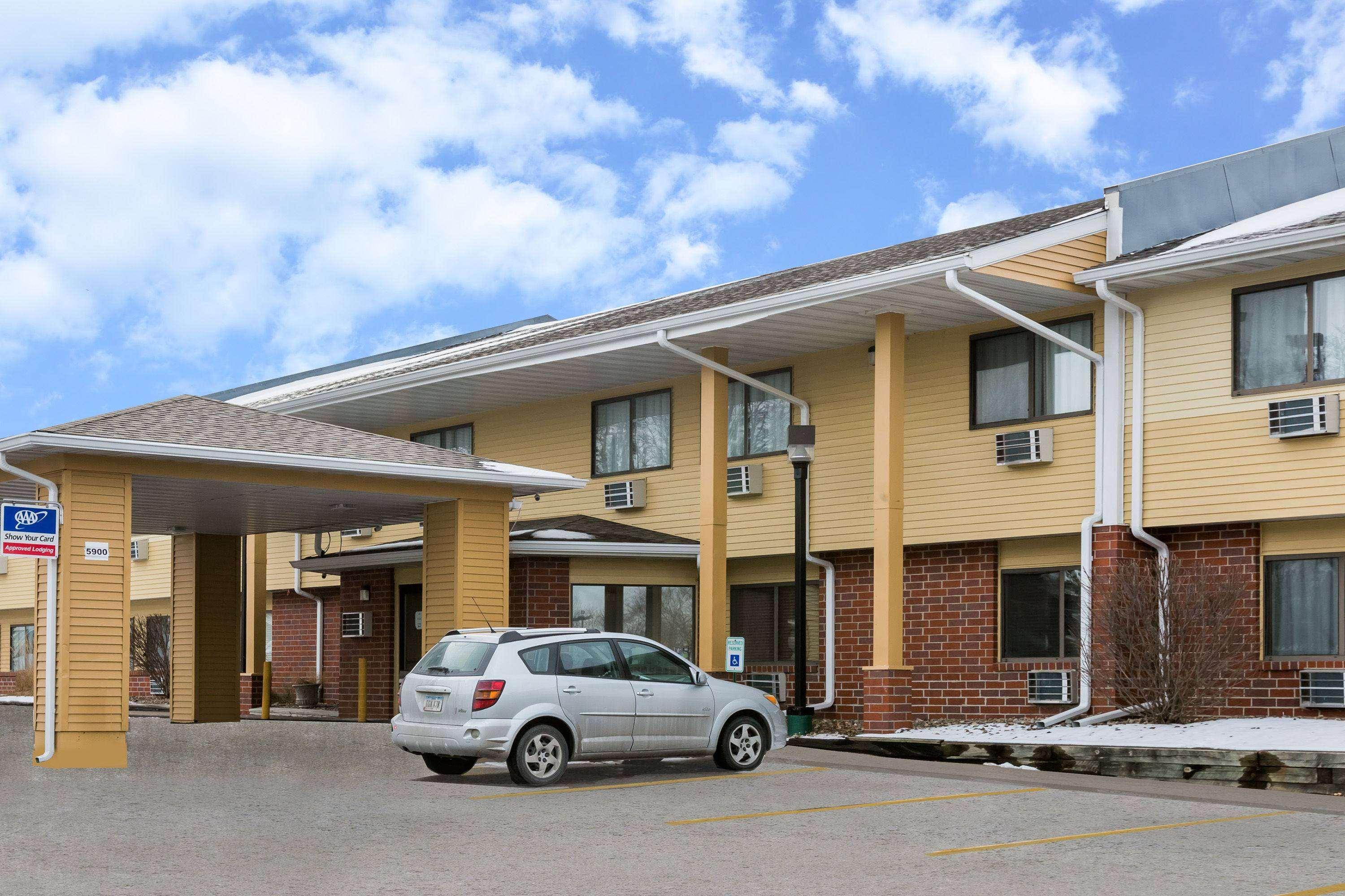 Super 8 By Wyndham Urbandale/Des Moines Area Motel Exterior photo